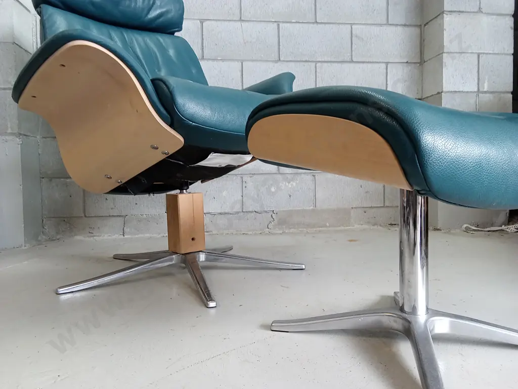 GENUINE BOVINE LEATHER SWIVEL RECLINER WITH FOOT STOOL - CHAIR BASE IS LOOSE REQUIRES ATTENTION Image 1++