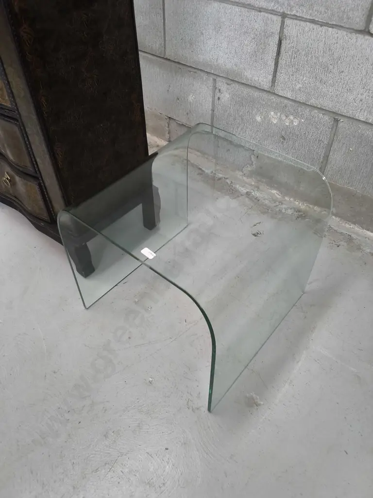 VINTAGE FLORENTINE STYLE 4 DRAWER CHEST AND MID CENTURY MODERN GLASS SIDE TABLE, TALLEST H 75 CM Image 1++