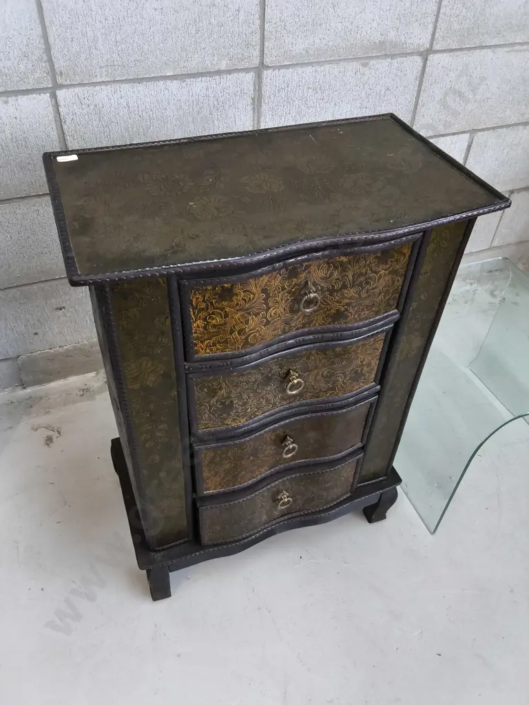 VINTAGE FLORENTINE STYLE 4 DRAWER CHEST AND MID CENTURY MODERN GLASS SIDE TABLE, TALLEST H 75 CM Image 1++
