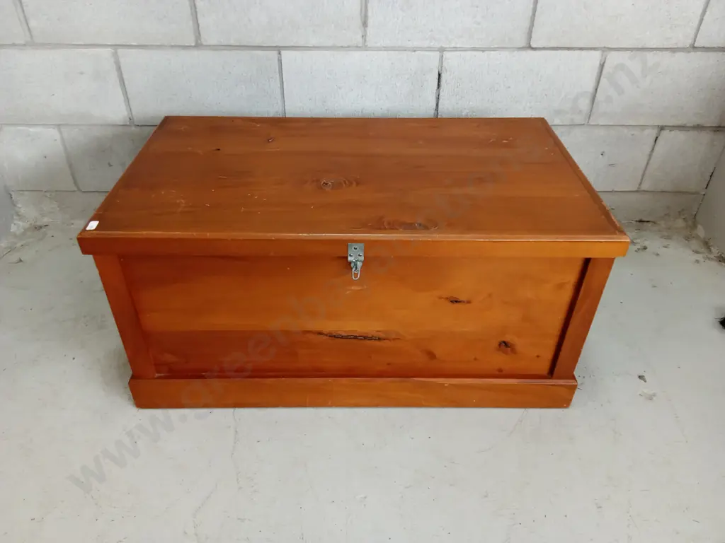 LARGE WOODEN CHEST, H 42CM X W 87CM X D 49CM Image 1++