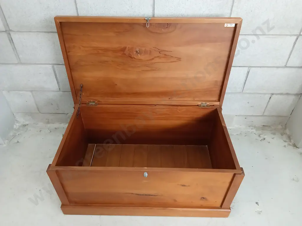 LARGE WOODEN CHEST, H 42CM X W 87CM X D 49CM Image 1++