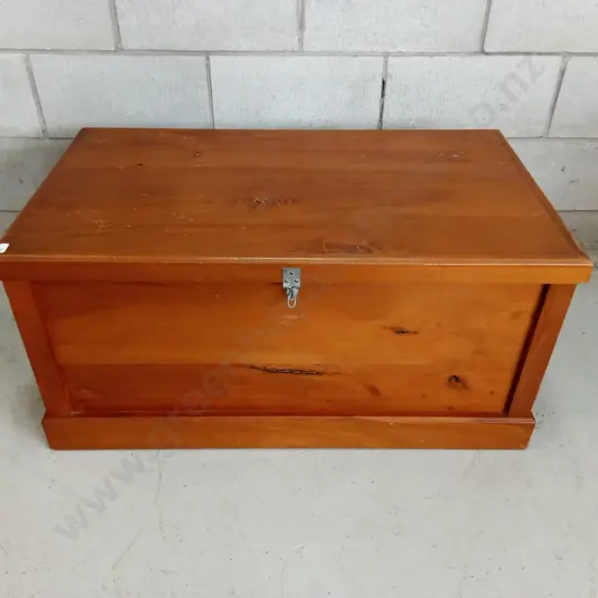 LARGE WOODEN CHEST, H 42CM X W 87CM X D 49CM