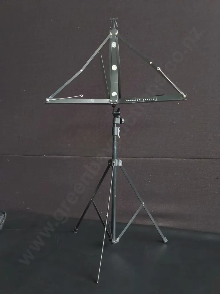VINTAGE COLLAPSIBLE METAL MUSIC STAND Image 1++