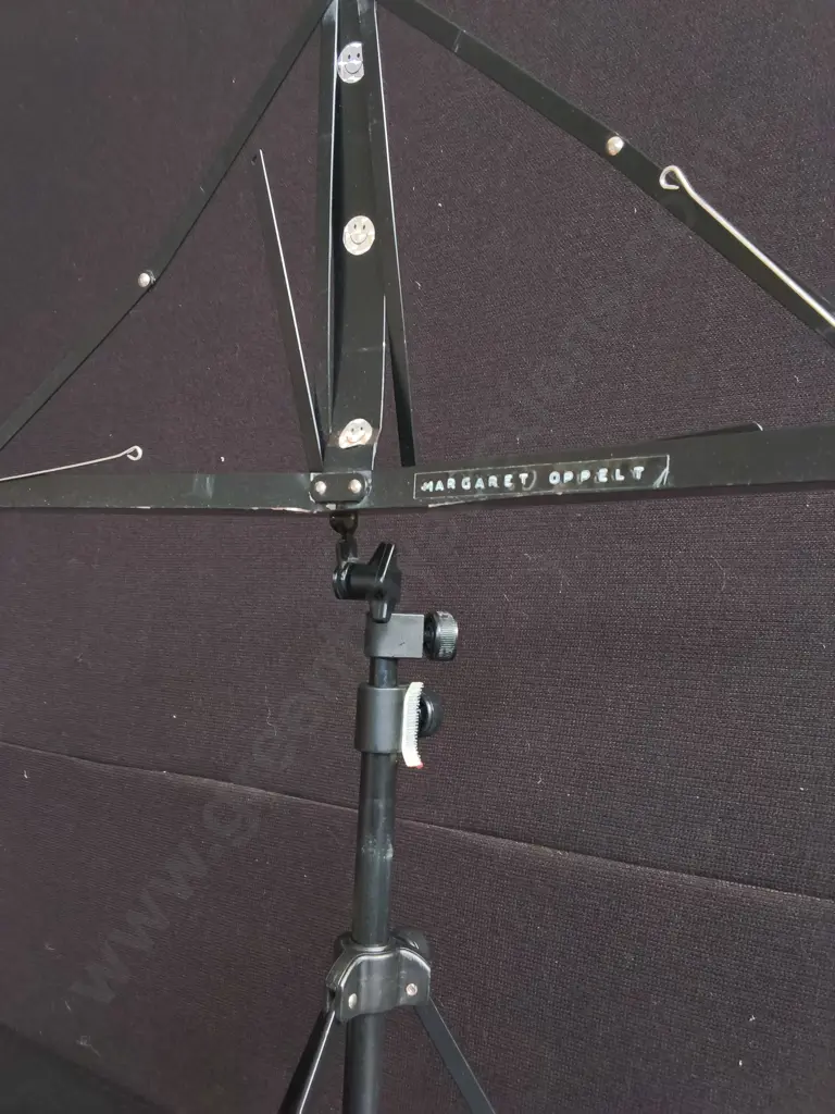 VINTAGE COLLAPSIBLE METAL MUSIC STAND Image 1++