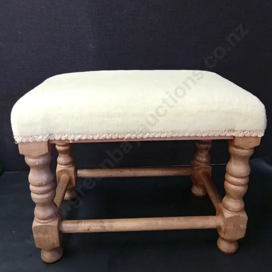 VINTAGE WOODEN FOOTSTOOL H35CM L42CM