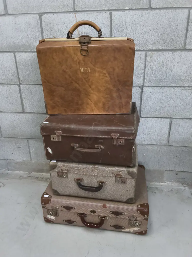 4 VINTAGE SUITCASES, WIDEST W 58 CM Image 1++