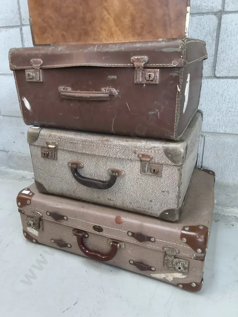 4 VINTAGE SUITCASES, WIDEST W 58 CM Image 1++