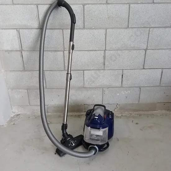 WORKING ELECTROLUX VACUUM SILENT PERFORMER CYCLONIC