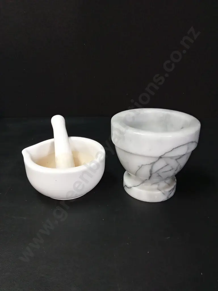 MARBLE MORTAR H10.5CM AND A PORCELAIN PESTLE AND MORTAR Image 1++