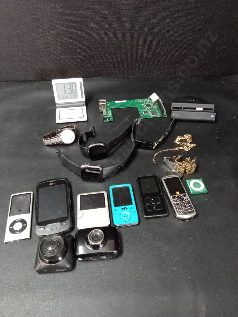 COLLECTION OF ELECTRONICS, WATCHES AND OTHER Image 1++