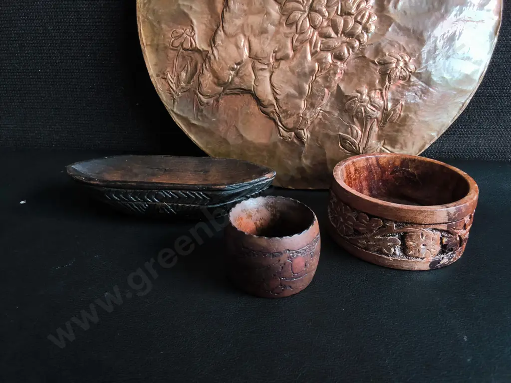 4 PIECES CARVED PLAQUE AND WOODEN ITEMS, TALLEST H 26 CM Image 1++