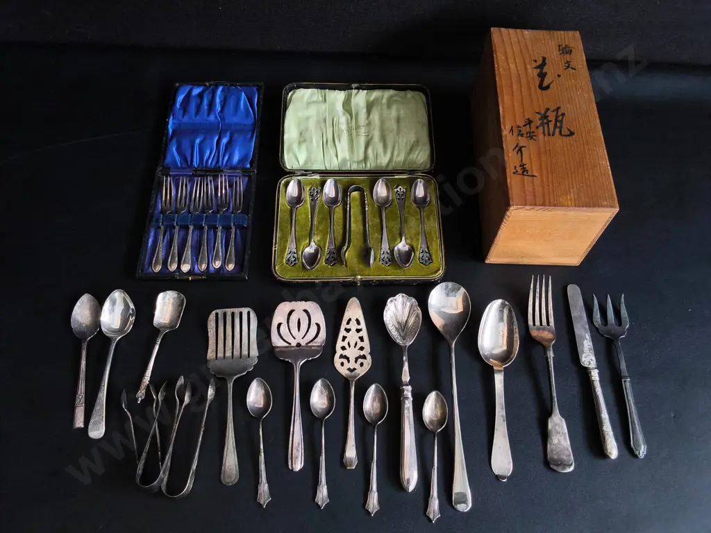 MIX OF VINTAGE CUTLERY, INCLUDING 2 CASED SETS Image 1++