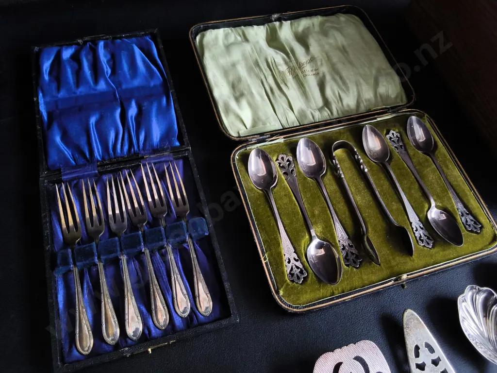 MIX OF VINTAGE CUTLERY, INCLUDING 2 CASED SETS Image 1++