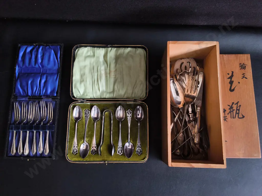 MIX OF VINTAGE CUTLERY, INCLUDING 2 CASED SETS Image 1++