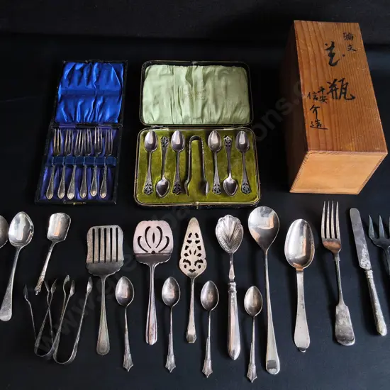 MIX OF VINTAGE CUTLERY, INCLUDING 2 CASED SETS