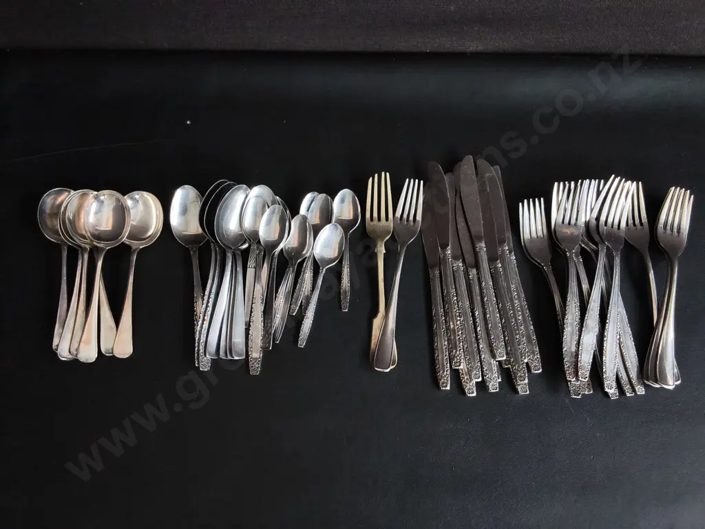 MIX OF VINTAGE CUTLERY Image 1++