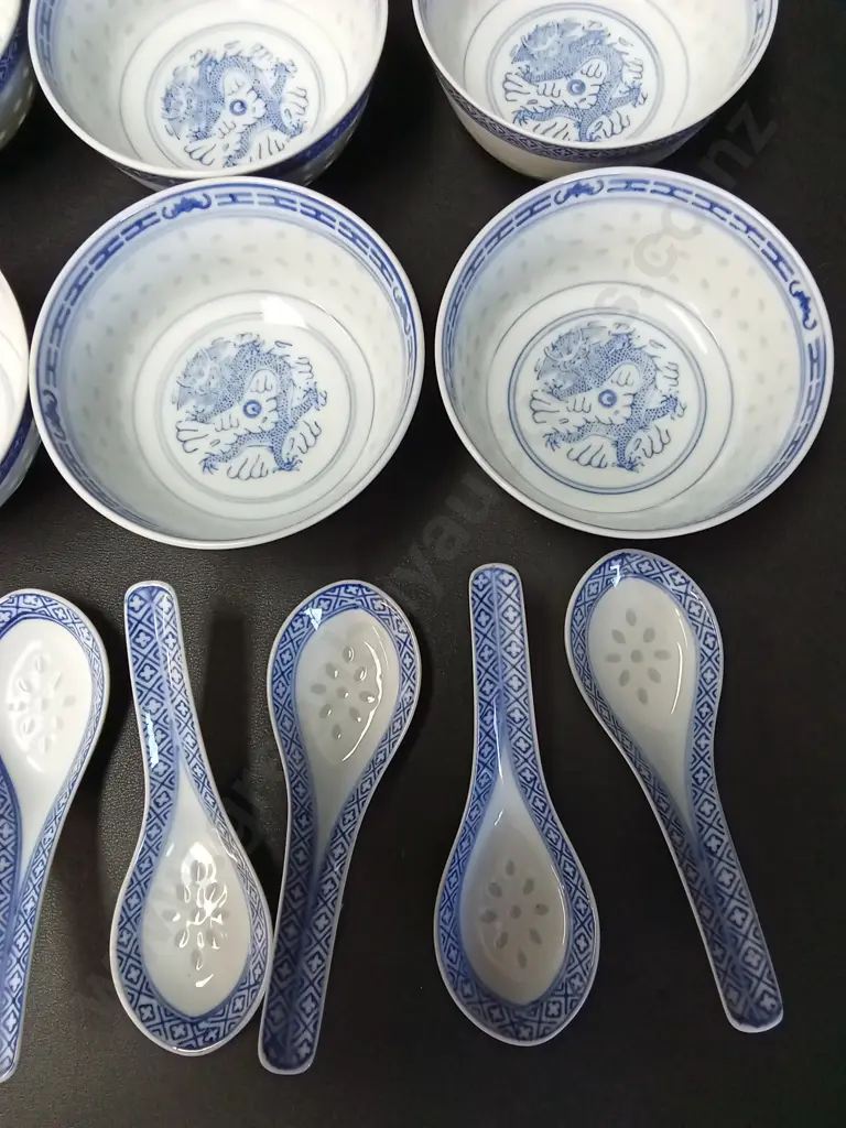 6 VINTAGE CHINESE PORCELAIN RICE GRAIN BOWLS D11CM AND 7 SPOONS Image 1++