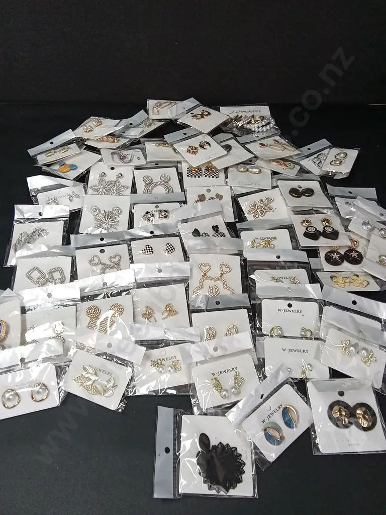 BOX OF BRAND NEW JEWELLERY Image 1++