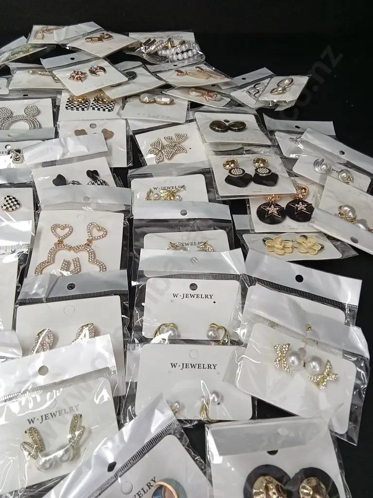 BOX OF BRAND NEW JEWELLERY Image 1++
