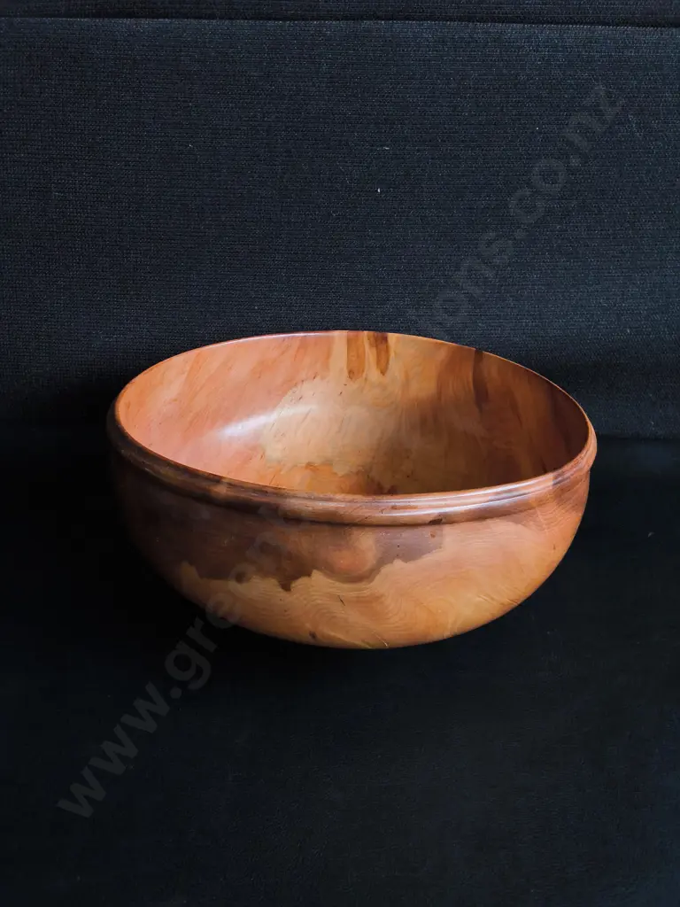 VINTAGE HAND TYRNED NEW ZEALAND NATIVE MATAI WOOD BOWL, DIA 23 CM Image 1++