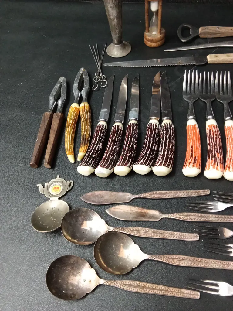 COLLECTION OF VINTAGE CUTLERY Image 1++