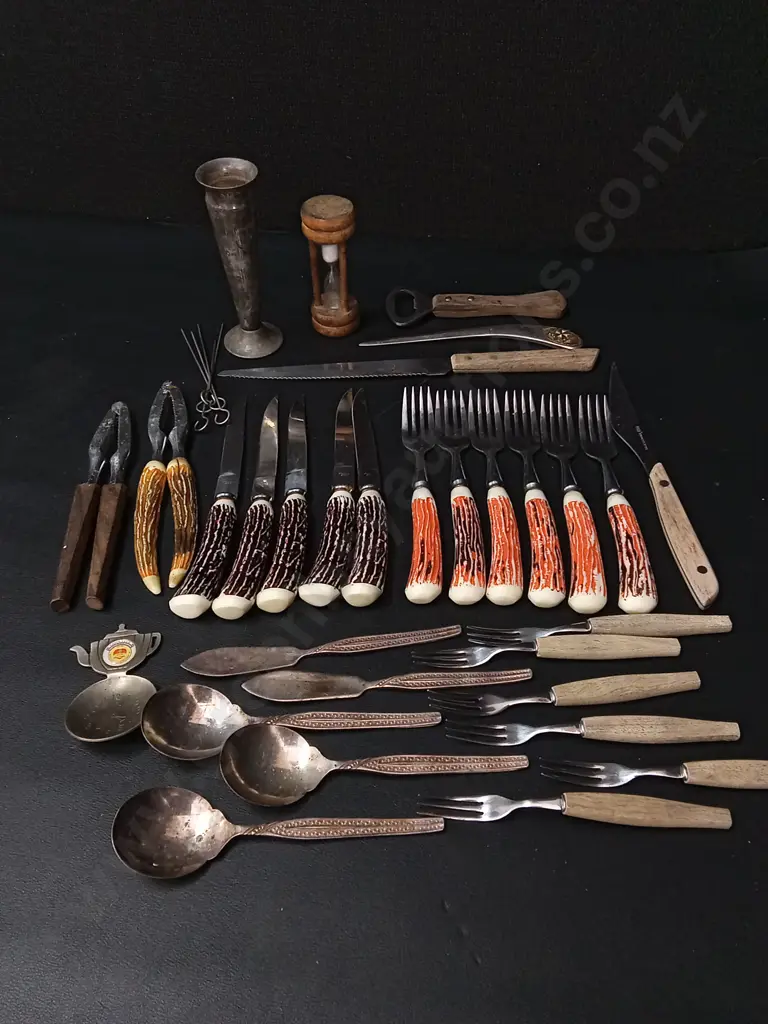 COLLECTION OF VINTAGE CUTLERY Image 1++