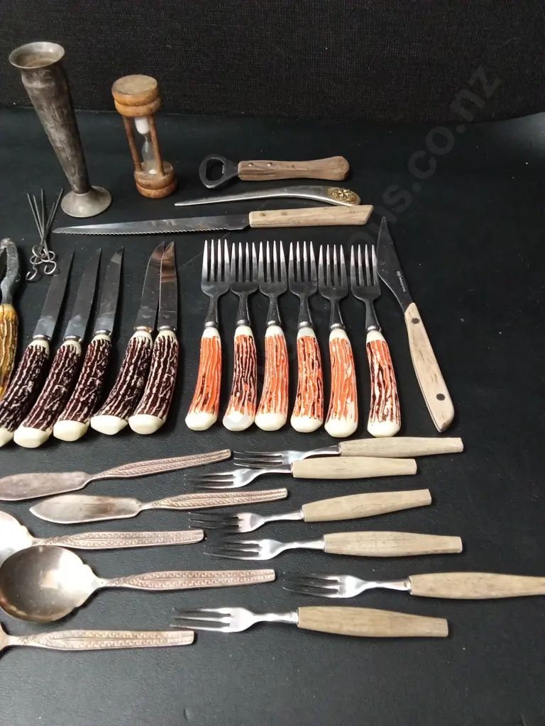 COLLECTION OF VINTAGE CUTLERY Image 1++