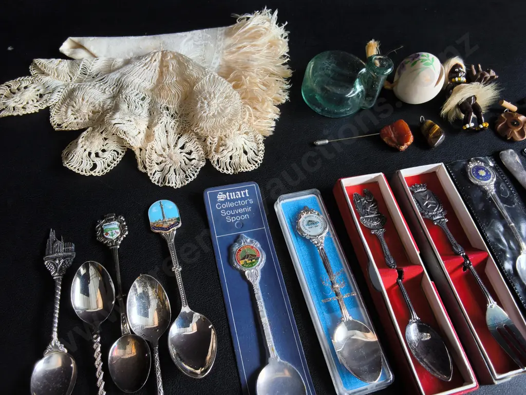 MISCELLANEOUS MIX OF VINTAGE ITEMS, INCLUDING SOUVENIR SPOONS Image 1++