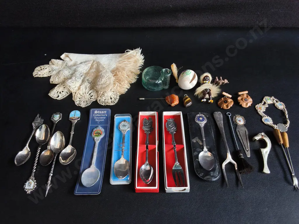 MISCELLANEOUS MIX OF VINTAGE ITEMS, INCLUDING SOUVENIR SPOONS Image 1++