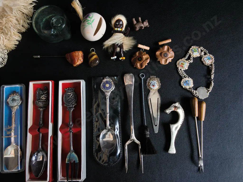 MISCELLANEOUS MIX OF VINTAGE ITEMS, INCLUDING SOUVENIR SPOONS Image 1++