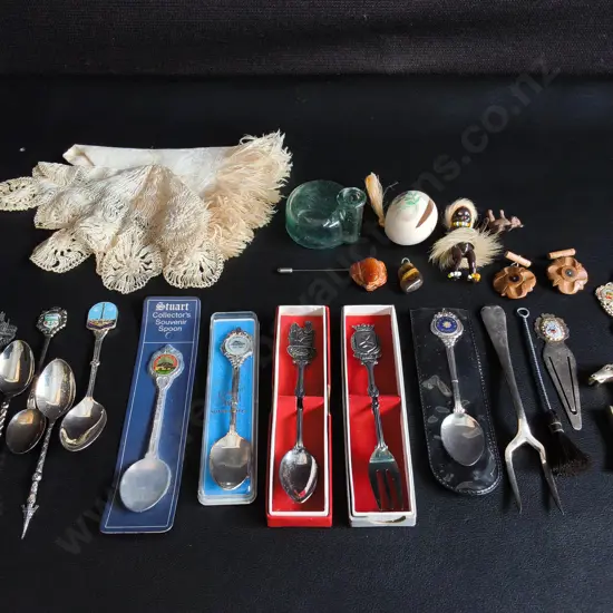 MISCELLANEOUS MIX OF VINTAGE ITEMS, INCLUDING SOUVENIR SPOONS