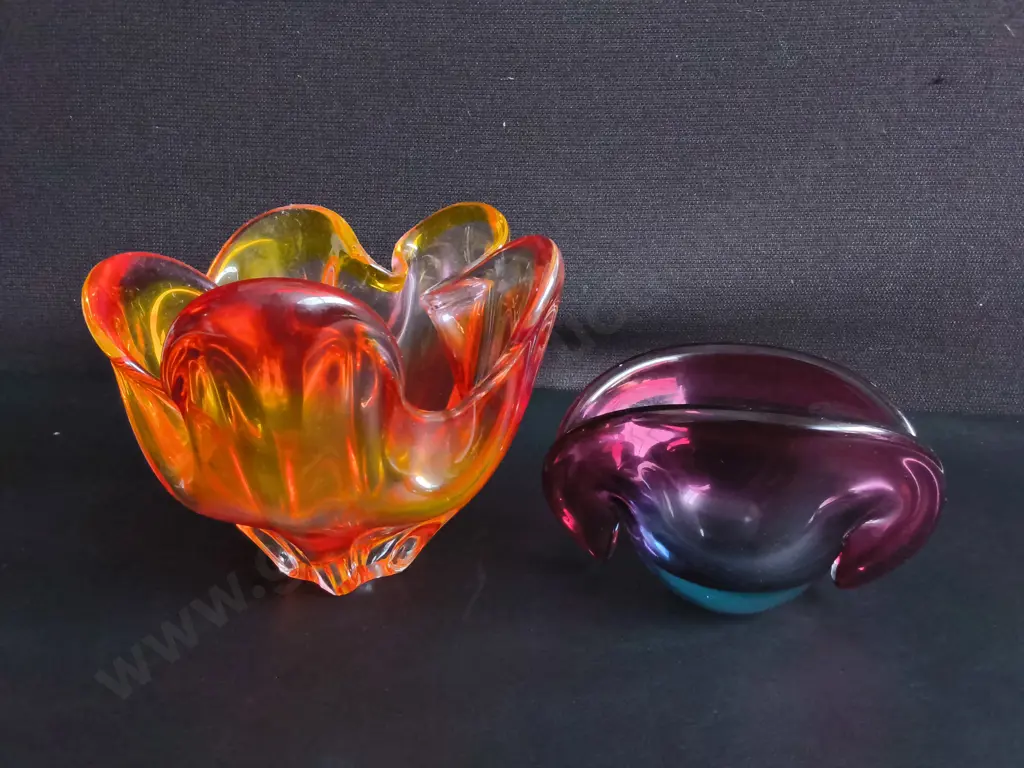 PAIR OF MID CENTURY ART GLASS BOWLS, TALLEST H APPROX 14 CM Image 1++