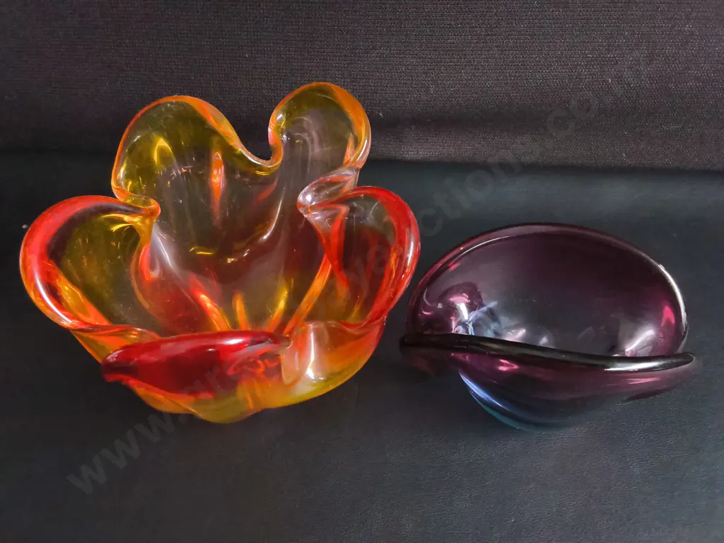 PAIR OF MID CENTURY ART GLASS BOWLS, TALLEST H APPROX 14 CM Image 1++