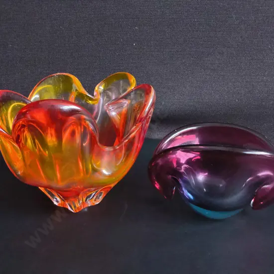 PAIR OF MID CENTURY ART GLASS BOWLS, TALLEST H APPROX 14 CM