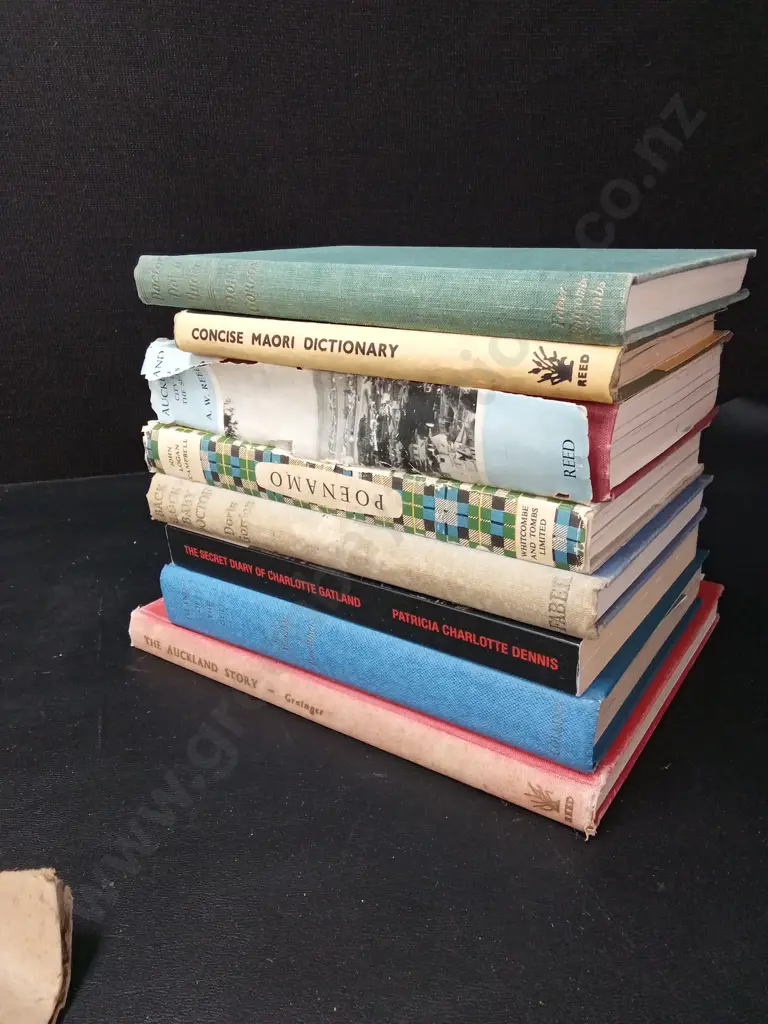 8 VINTAGE NEW ZEALAND BOOKS Image 1++