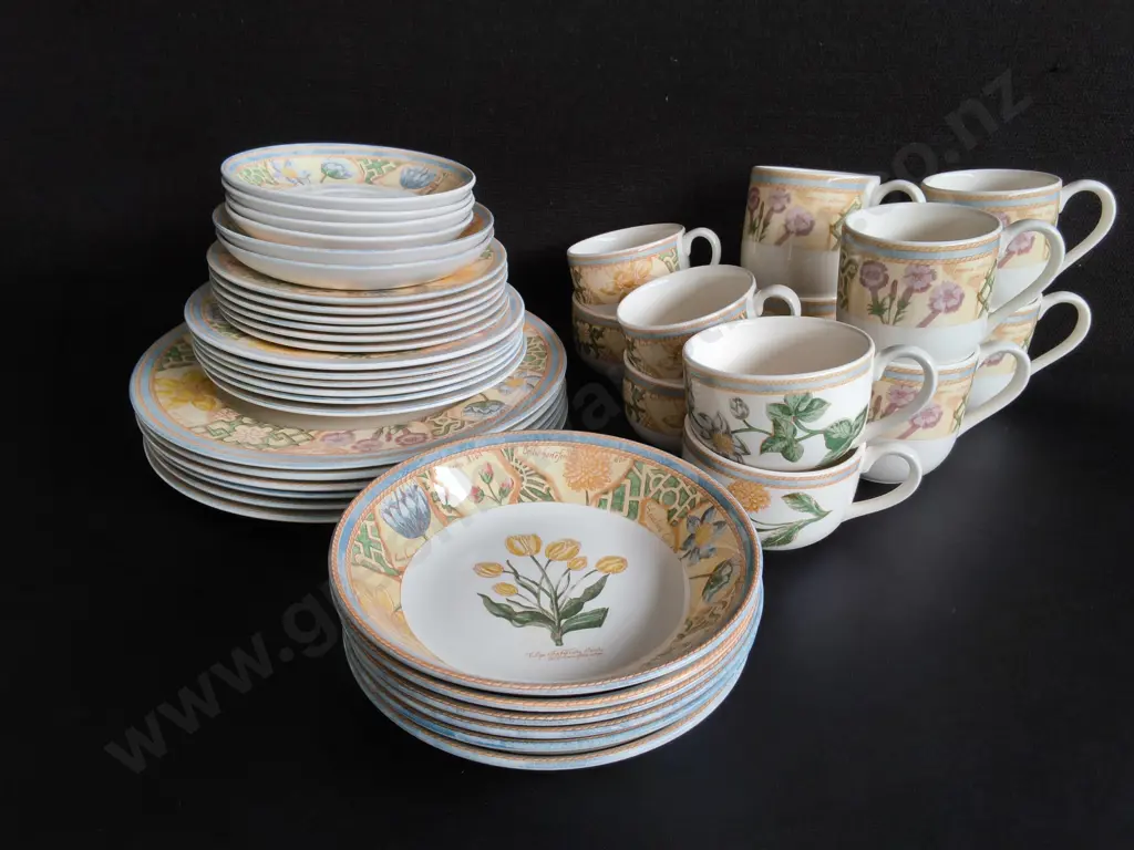 VINTAGE WEDGWOOD HOME "GARDEN MAZE" DINNERWARE SET, 42 PIECES Image 1++