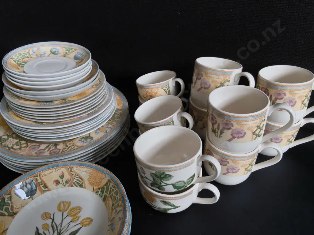 VINTAGE WEDGWOOD HOME "GARDEN MAZE" DINNERWARE SET, 42 PIECES Image 1++