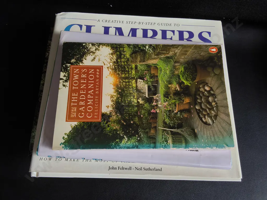5 GARDEN BOOKS Image 1++
