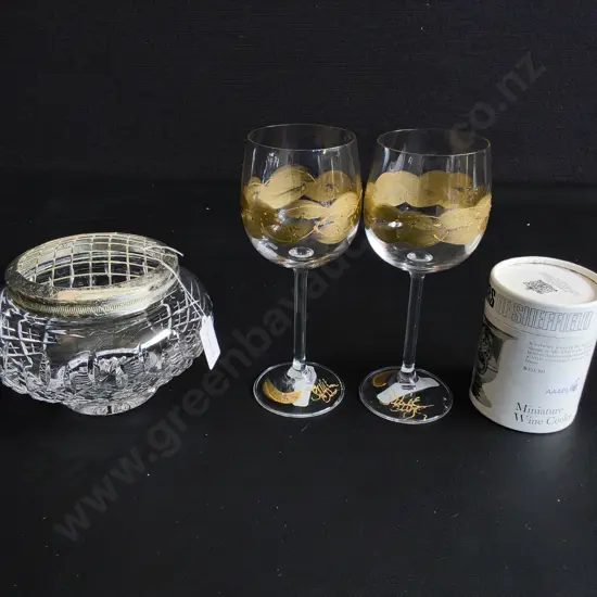 VINTAGE ROSE BOWL VASE WITH SILVER PLATED WIRE MESH FROG, H 11 CM, 2 WINE GLASSES AND A MINI WINE COOLER