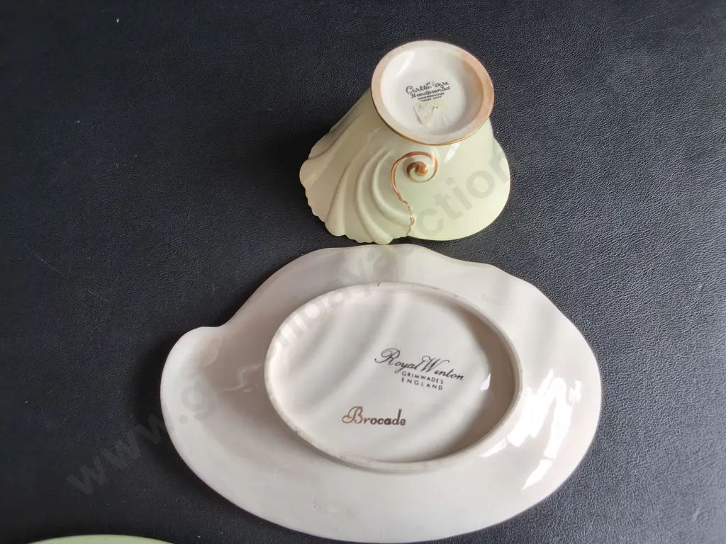 3 VINTAGE DISHES, INCLUDING WEDGWOOD PLATE, ROYAL WINTON, AMD CARLTON WARE, WIDEST DIA 23 CM Image 1++