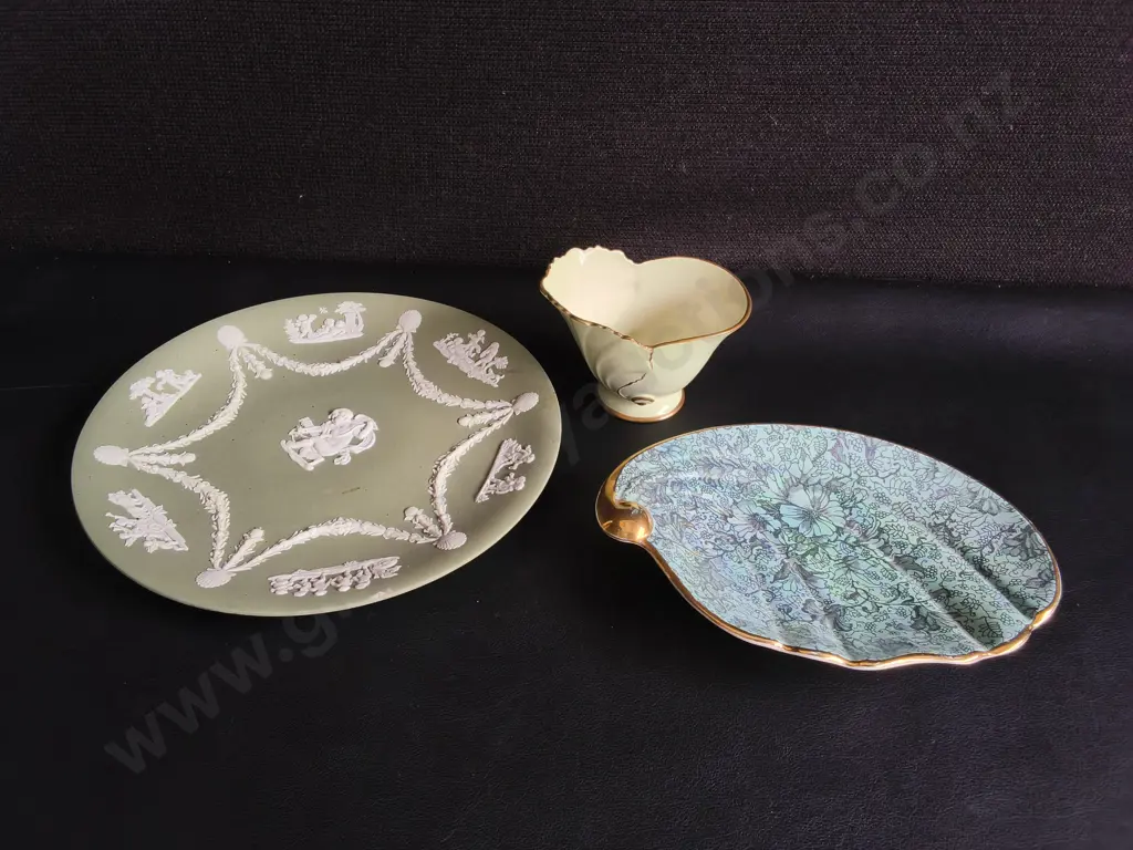 3 VINTAGE DISHES, INCLUDING WEDGWOOD PLATE, ROYAL WINTON, AMD CARLTON WARE, WIDEST DIA 23 CM Image 1++
