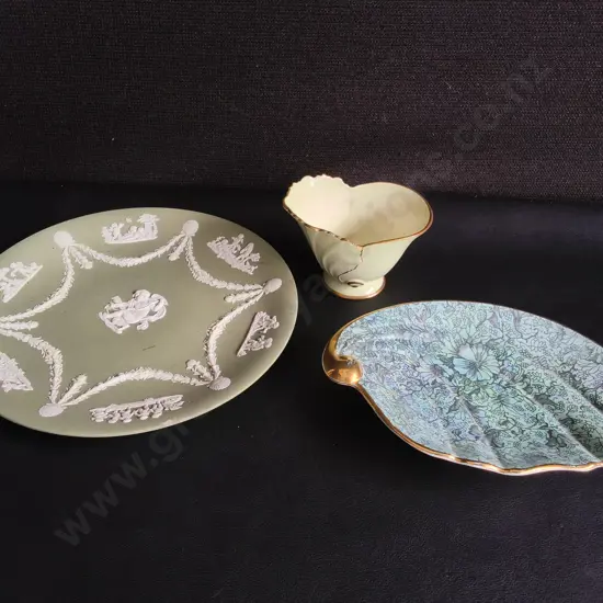 3 VINTAGE DISHES, INCLUDING WEDGWOOD PLATE, ROYAL WINTON, AMD CARLTON WARE, WIDEST DIA 23 CM