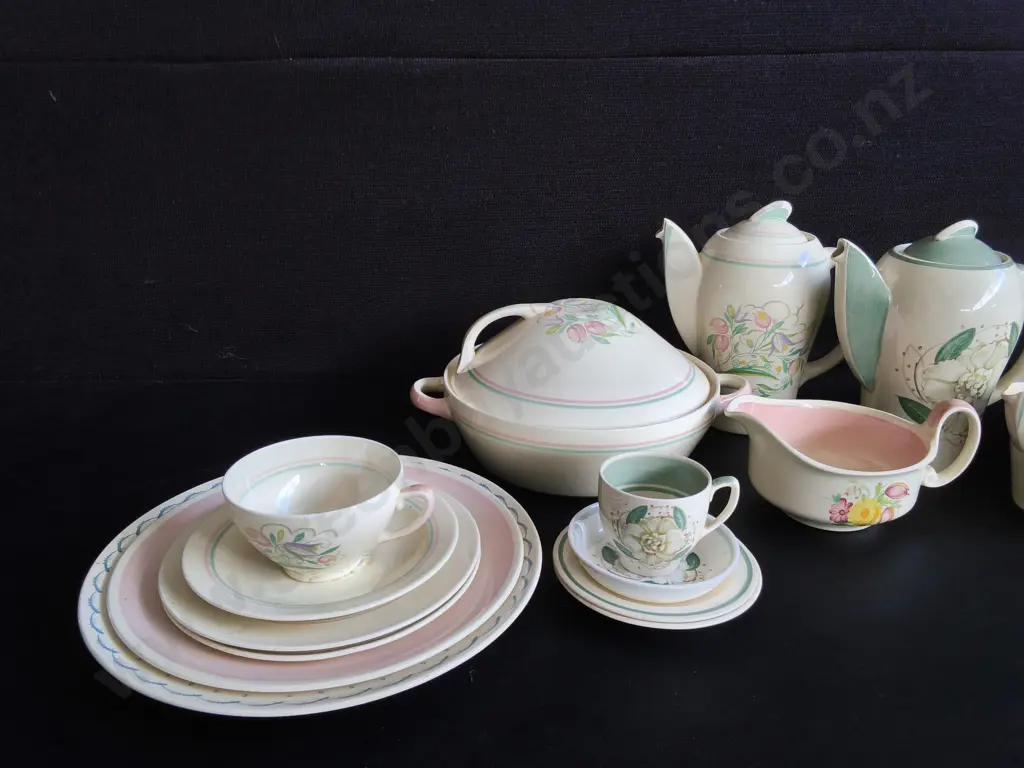 VINTAGE ART DECO SUSIE COOPER MIXED TEA SERVICE AND DINNERWARE, 18 PIECES Image 1++