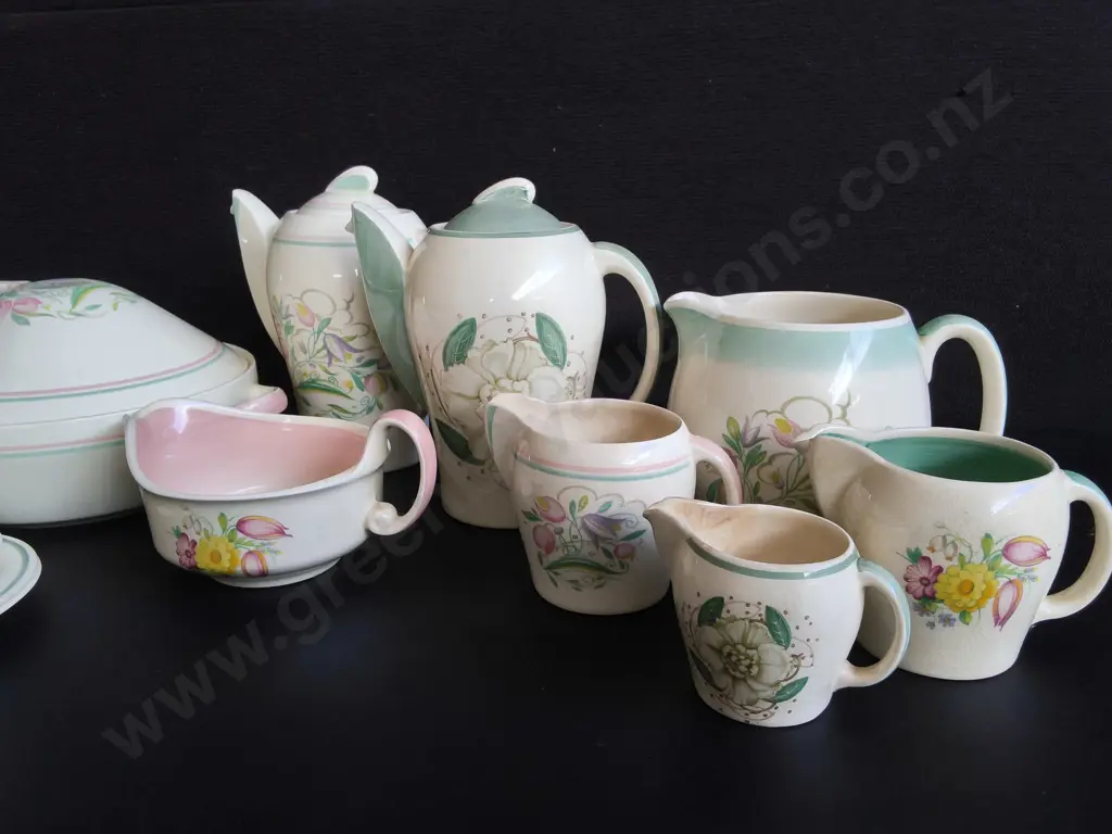 VINTAGE ART DECO SUSIE COOPER MIXED TEA SERVICE AND DINNERWARE, 18 PIECES Image 1++
