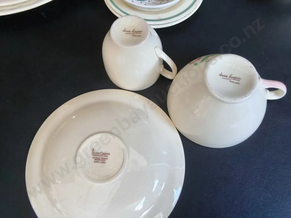 VINTAGE ART DECO SUSIE COOPER MIXED TEA SERVICE AND DINNERWARE, 18 PIECES Image 1++