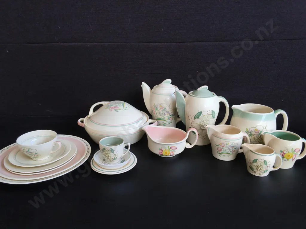 VINTAGE ART DECO SUSIE COOPER MIXED TEA SERVICE AND DINNERWARE, 18 PIECES Image 1++