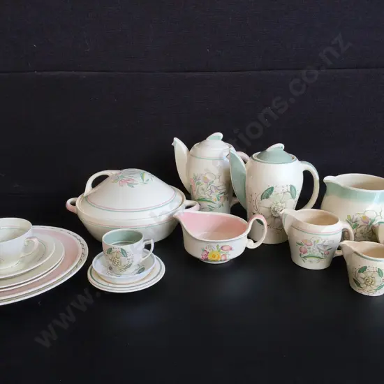 VINTAGE ART DECO SUSIE COOPER MIXED TEA SERVICE AND DINNERWARE, 18 PIECES