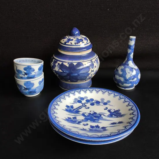 COLLECTION OF VINTAGE BLUE AND WHITE PORCELAIN CHINESE ITEMS, 6 PIECES, TALLEST H 15 CM