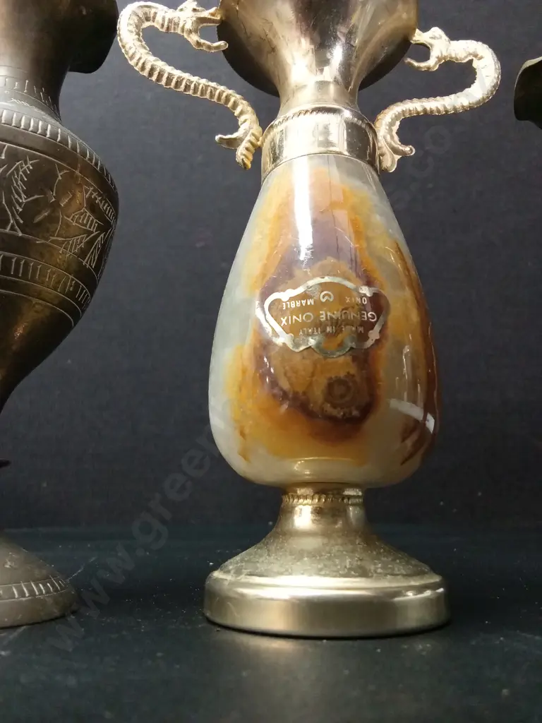VINTAGE ONYX VASE H13CM AND 2 VINTAGE HAND ENGRAVED BRASS VASES TALLEST 15CM Image 1++