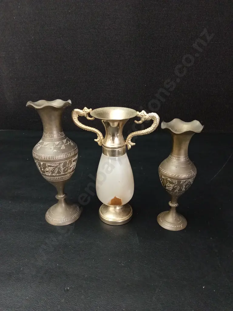 VINTAGE ONYX VASE H13CM AND 2 VINTAGE HAND ENGRAVED BRASS VASES TALLEST 15CM Image 1++
